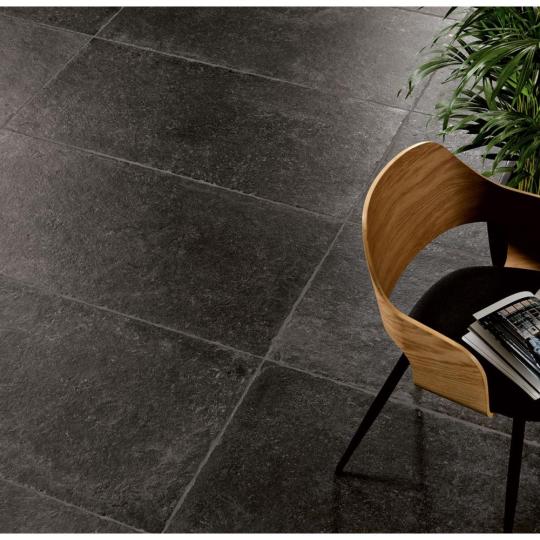 fekete rusztikus mediterran ko vilagos vegyes meretu burkolat terasz kulter jarolap padlolap teraszra csempe sotetszurke fagyallo csuszamentes isla i-stone hullamos elu vintage provence toszkan stilusu.jpg